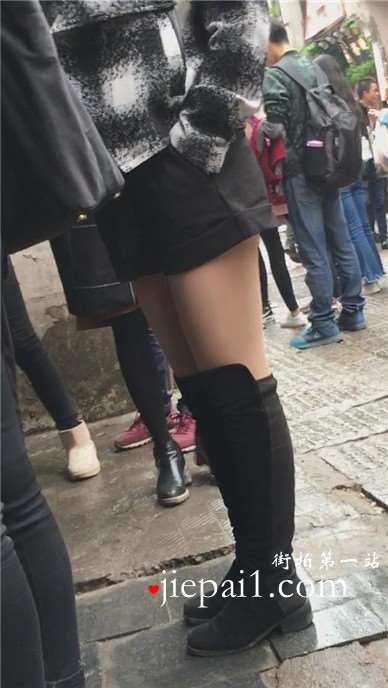 偶遇肉色丝袜美腿女孩。