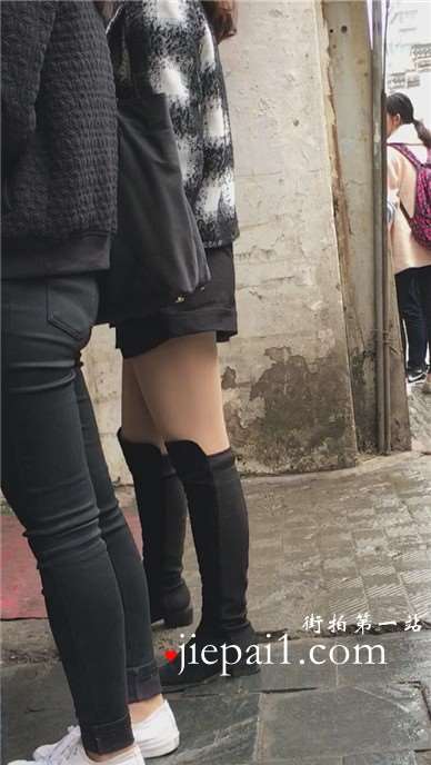 偶遇肉色丝袜美腿女孩。