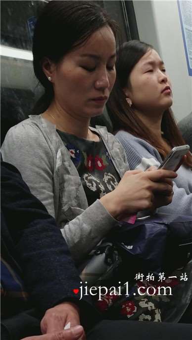 4k-地铁偶遇黑丝美丽熟女。
