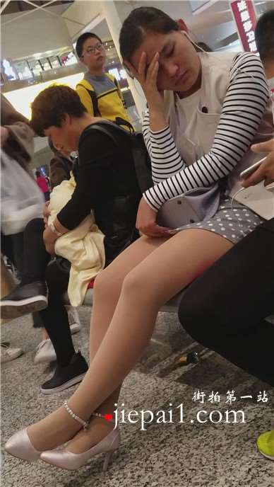 4k-性感肉色丝袜美腿少妇，一筹莫展的在等车。