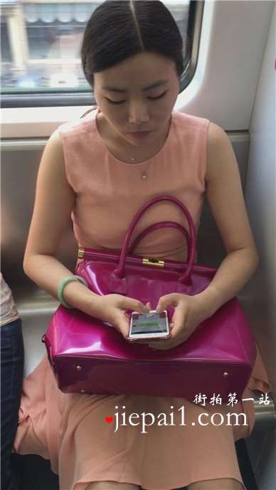地铁车厢偶遇粉色连衣裙美腿高跟鞋美少妇。