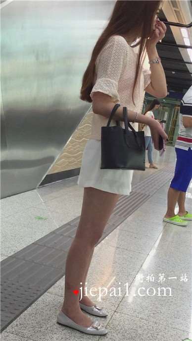 地铁上偶遇超美丽的美腿小清新美女