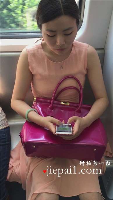 地铁车厢偶遇粉色连衣裙美腿高跟鞋美少妇。