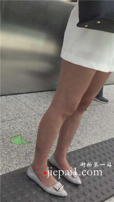 地铁上偶遇超美丽的美腿小清新美女