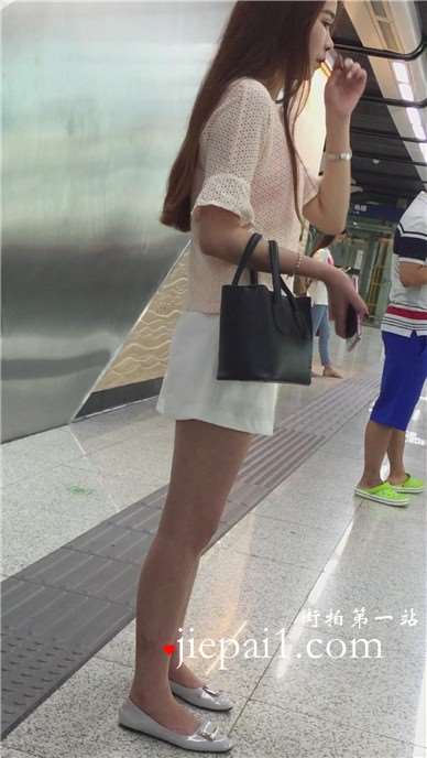 地铁上偶遇超美丽的美腿小清新美女