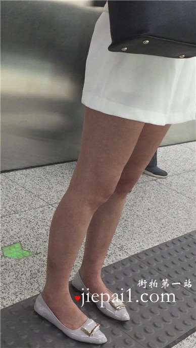地铁上偶遇超美丽的美腿小清新美女