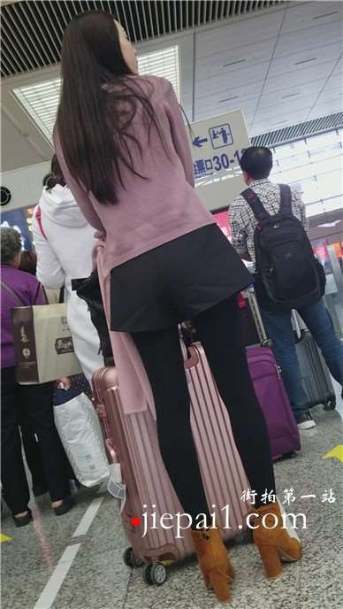 4k-颜值爆表的美腿黑丝女神准备乘高铁出行。