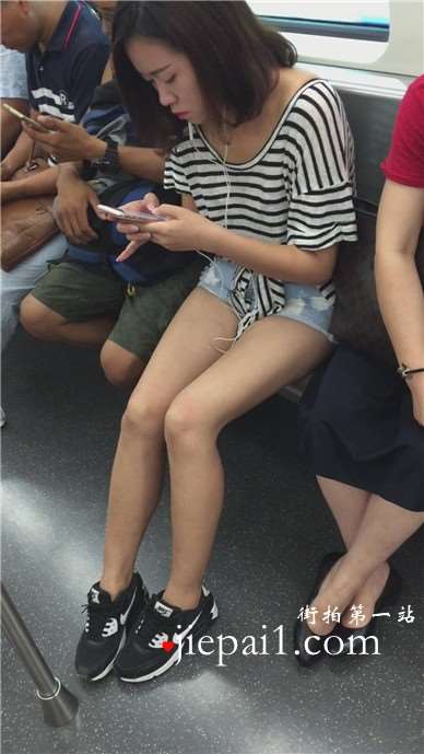 地铁车厢遇见美腿运动鞋清纯甜美的小美女。