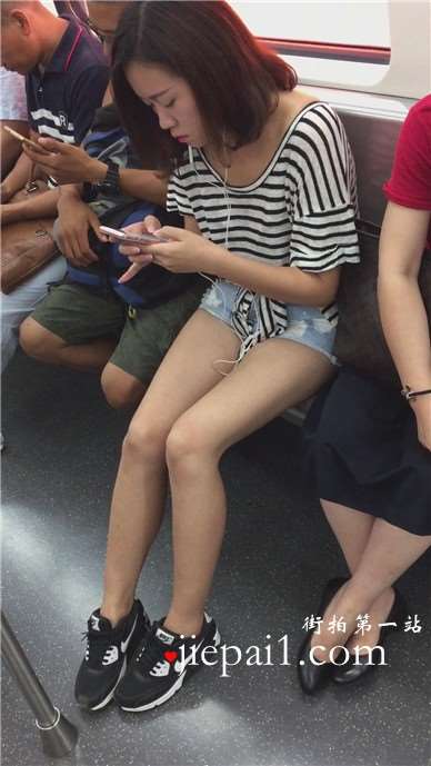 地铁车厢遇见美腿运动鞋清纯甜美的小美女。