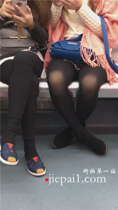 黑丝美腿姐妹花。