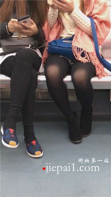 黑丝美腿姐妹花。