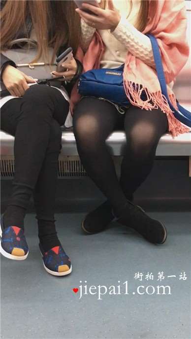 黑丝美腿姐妹花。