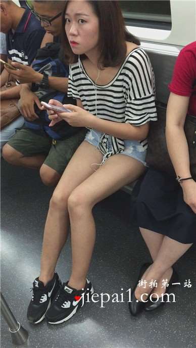 地铁车厢遇见美腿运动鞋清纯甜美的小美女。