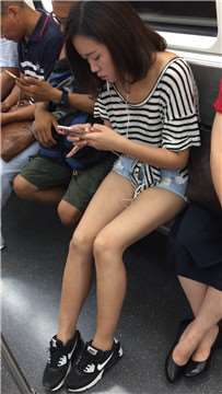 地铁车厢遇见美腿运动鞋清纯甜美的小美女。