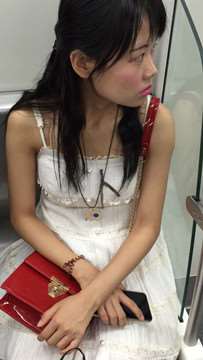 地铁上拍摄两位可爱清纯小清新妹子。