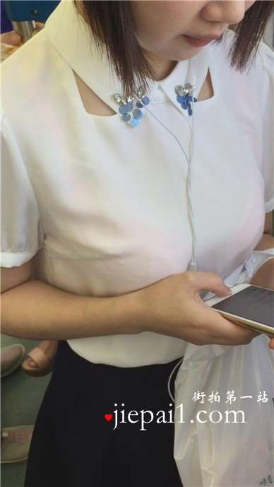 地铁上拍摄两位可爱清纯小清新妹子。