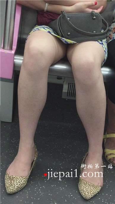 地铁上的包臀裙高跟女孩