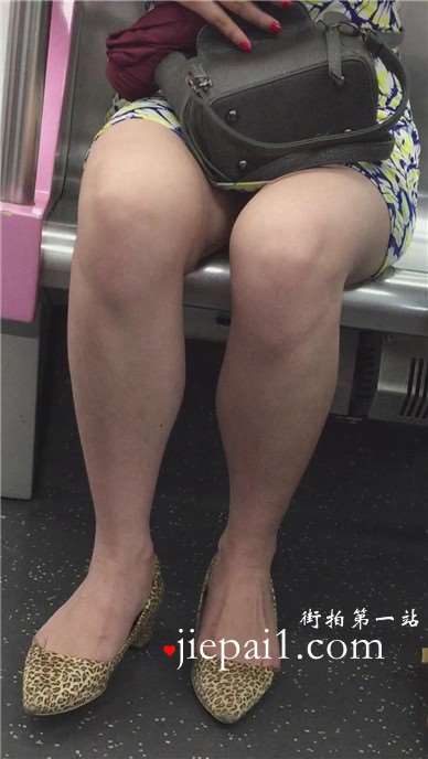 地铁上的包臀裙高跟女孩