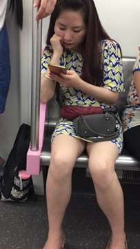 地铁上的包臀裙高跟女孩