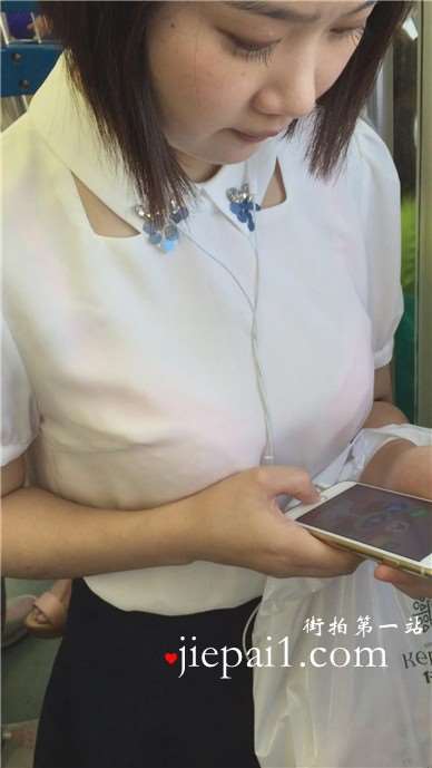 地铁上拍摄两位可爱清纯小清新妹子。