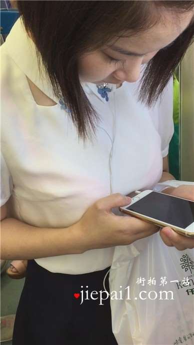 地铁上拍摄两位可爱清纯小清新妹子。
