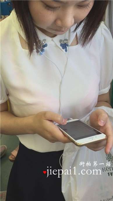 地铁上拍摄两位可爱清纯小清新妹子。