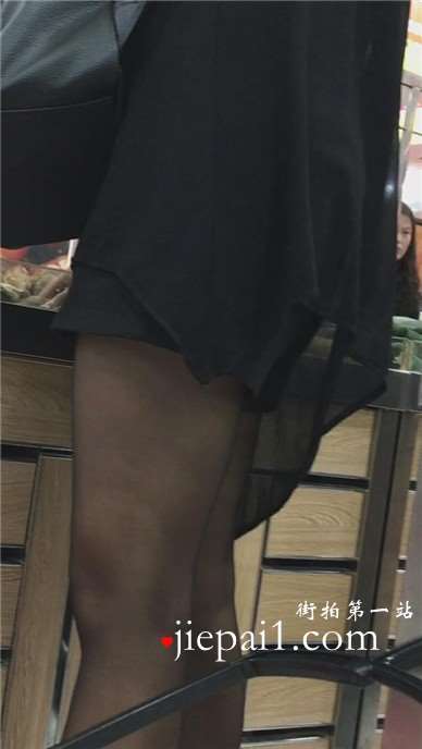 超市内遇见一黑丝高跟美腿少妇。