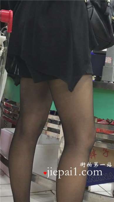 超市内遇见一黑丝高跟美腿少妇。