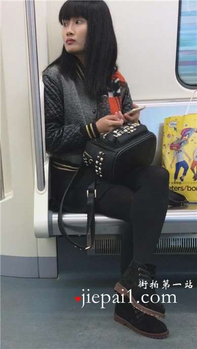 地铁上偶遇一黑丝打底裤小美女