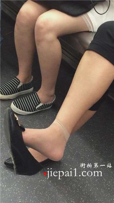 地铁上遇见晾脚加挑些的短丝袜美足美女