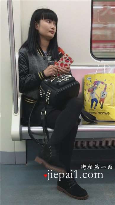 地铁上偶遇一黑丝打底裤小美女