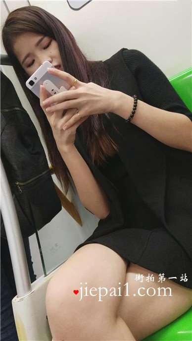 4k-轻轨列车上偶遇一大嘴美腿高跟鞋女孩。