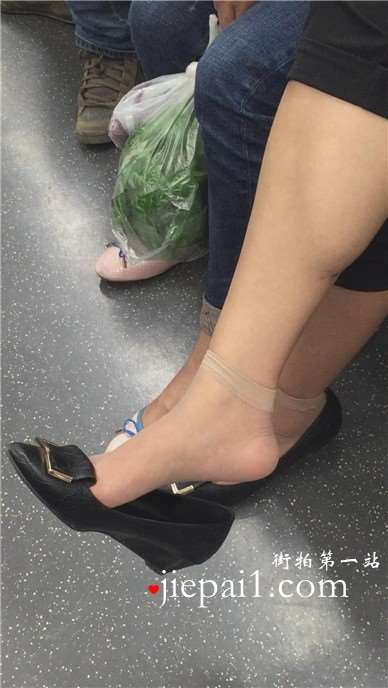 地铁上遇见晾脚加挑些的短丝袜美足美女