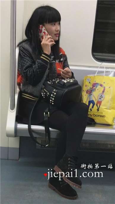 地铁上偶遇一黑丝打底裤小美女