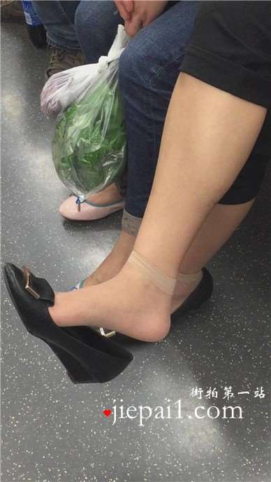 地铁上遇见晾脚加挑些的短丝袜美足美女