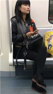 地铁上偶遇一黑丝打底裤小美女