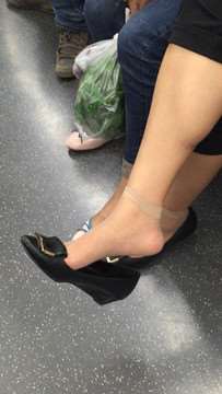地铁上遇见晾脚加挑些的短丝袜美足美女
