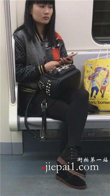 地铁上偶遇一黑丝打底裤小美女