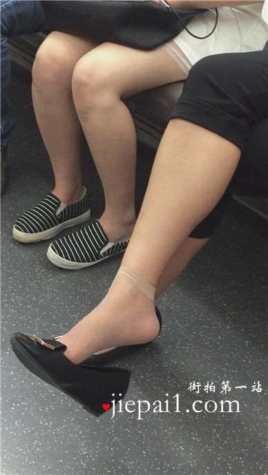 地铁上遇见晾脚加挑些的短丝袜美足美女