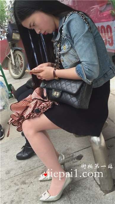 肉色丝袜美足美腿女神公交站等车。