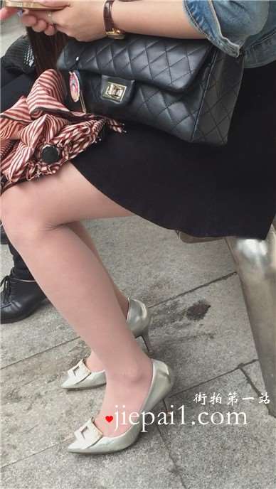 肉色丝袜美足美腿女神公交站等车。