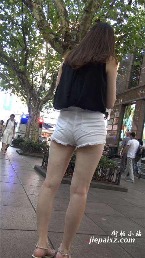 4K 黑色衣服街拍热裤极品美腿美女  [507 MB]
