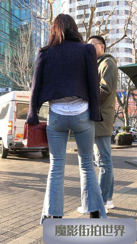 4K 街拍宽臀牛仔喇叭裤熟女姐姐  [825 MB]