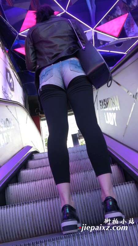 街拍皮衣美女的热裤这样穿 [1.00 GB]