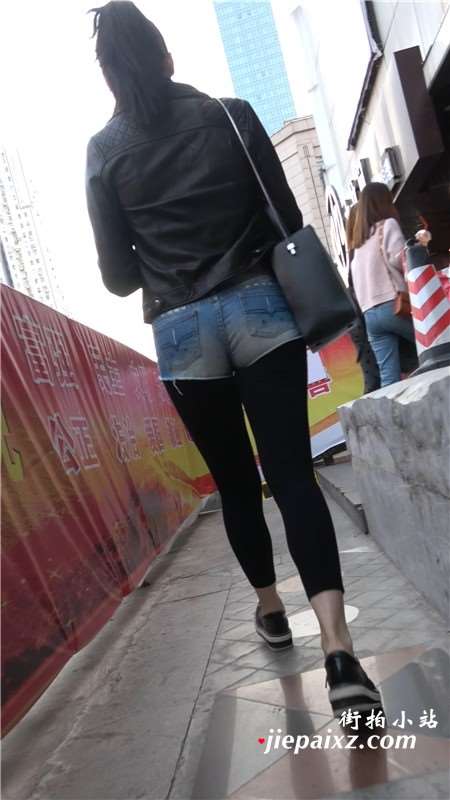 街拍皮衣美女的热裤这样穿 [1.00 GB]