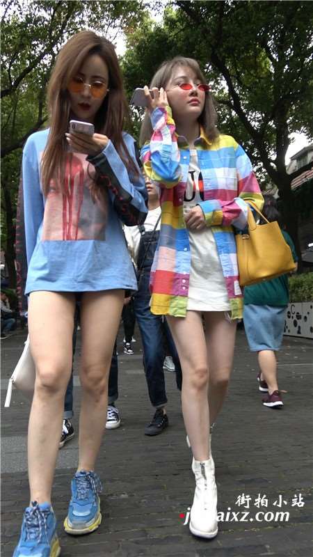 超清4K 花衣服街拍性感美腿俩姐妹 [1.52 GB]