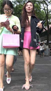 4K街拍性感美腿MM [693 MB]