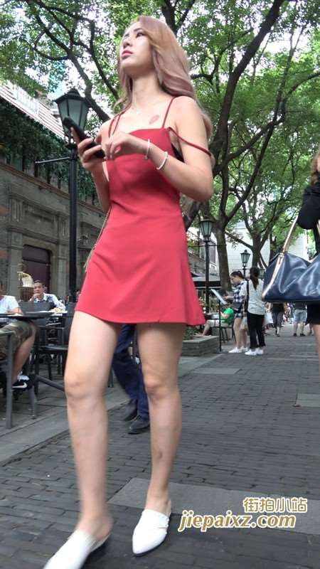 4K红色吊带裙超性感街拍美女下午茶 [1.13 GB]