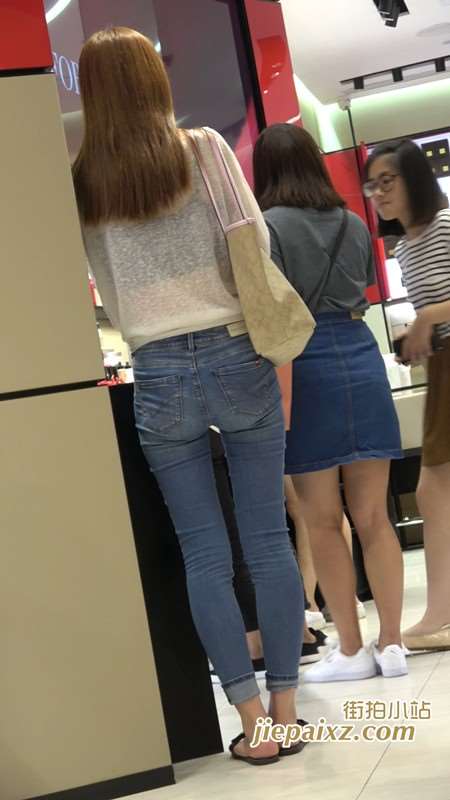 4K邻家女孩般亲切的街拍紧身蓝牛美女 [1.10 GB]