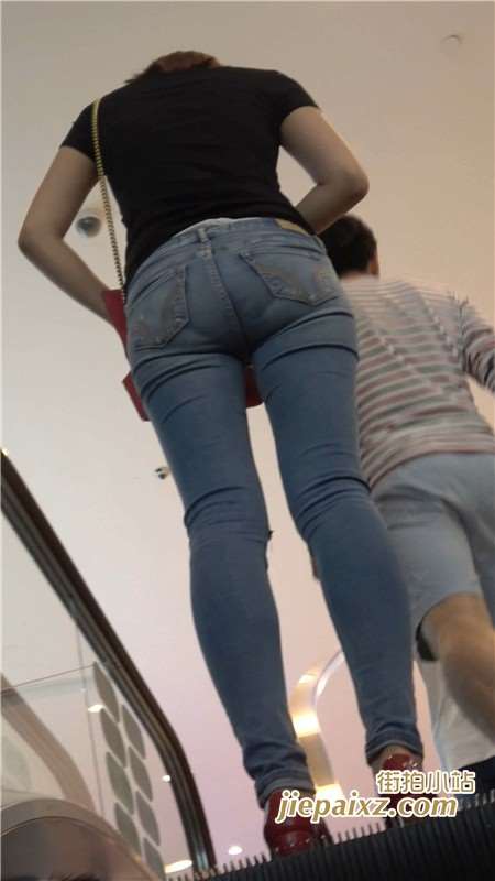 4K 黑T恤极品美腿街拍紧身蓝色牛仔裤美女 [1.15 GB]